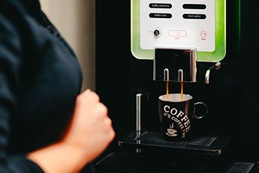 Gezellige verbruikers ruimte met koffie corner - thumb1
