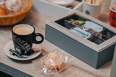 Gezellige verbruikers ruimte met koffie corner - thumb2