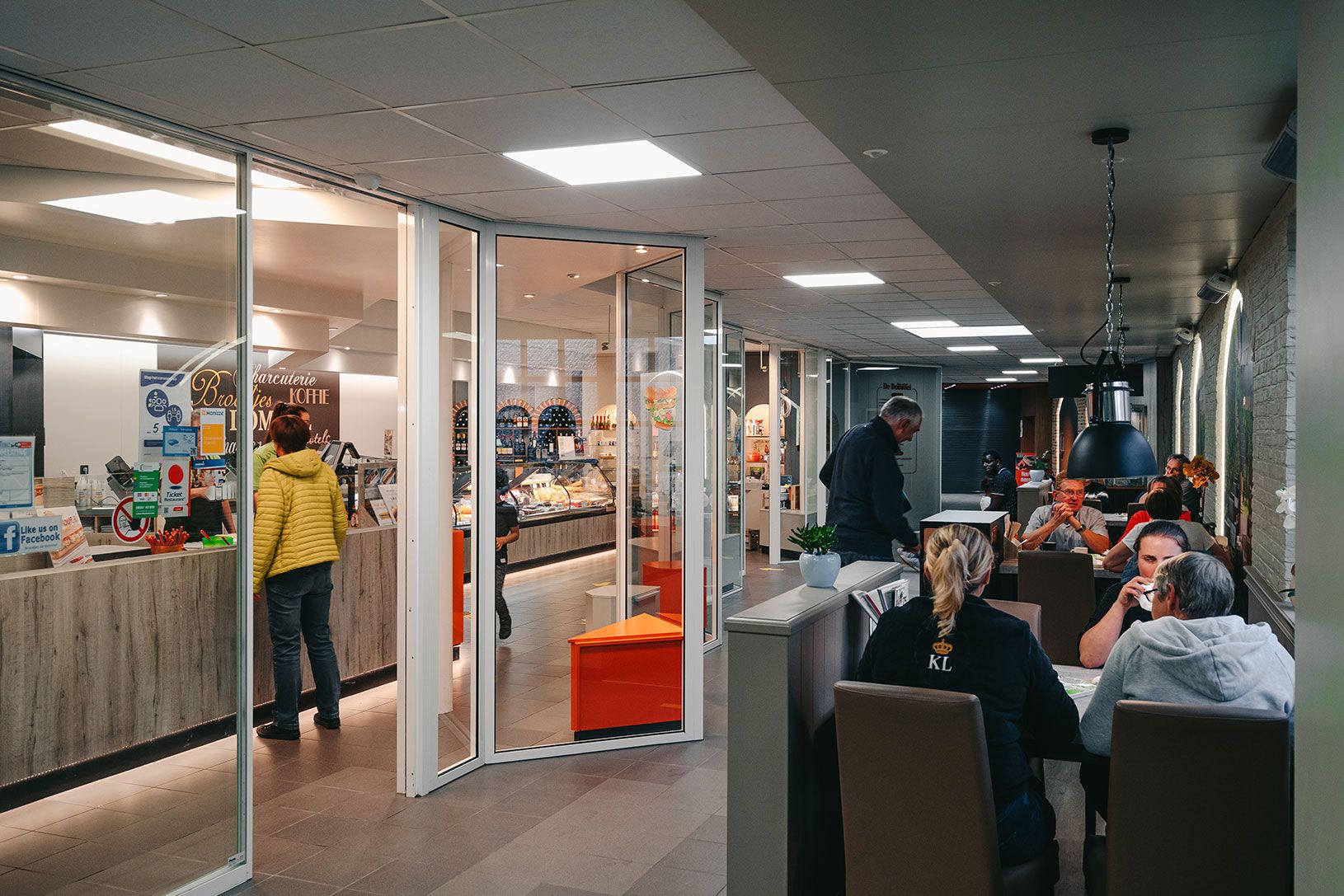 Smul van je afgehaalde broodje of minipizza in onze verbruikersruimte