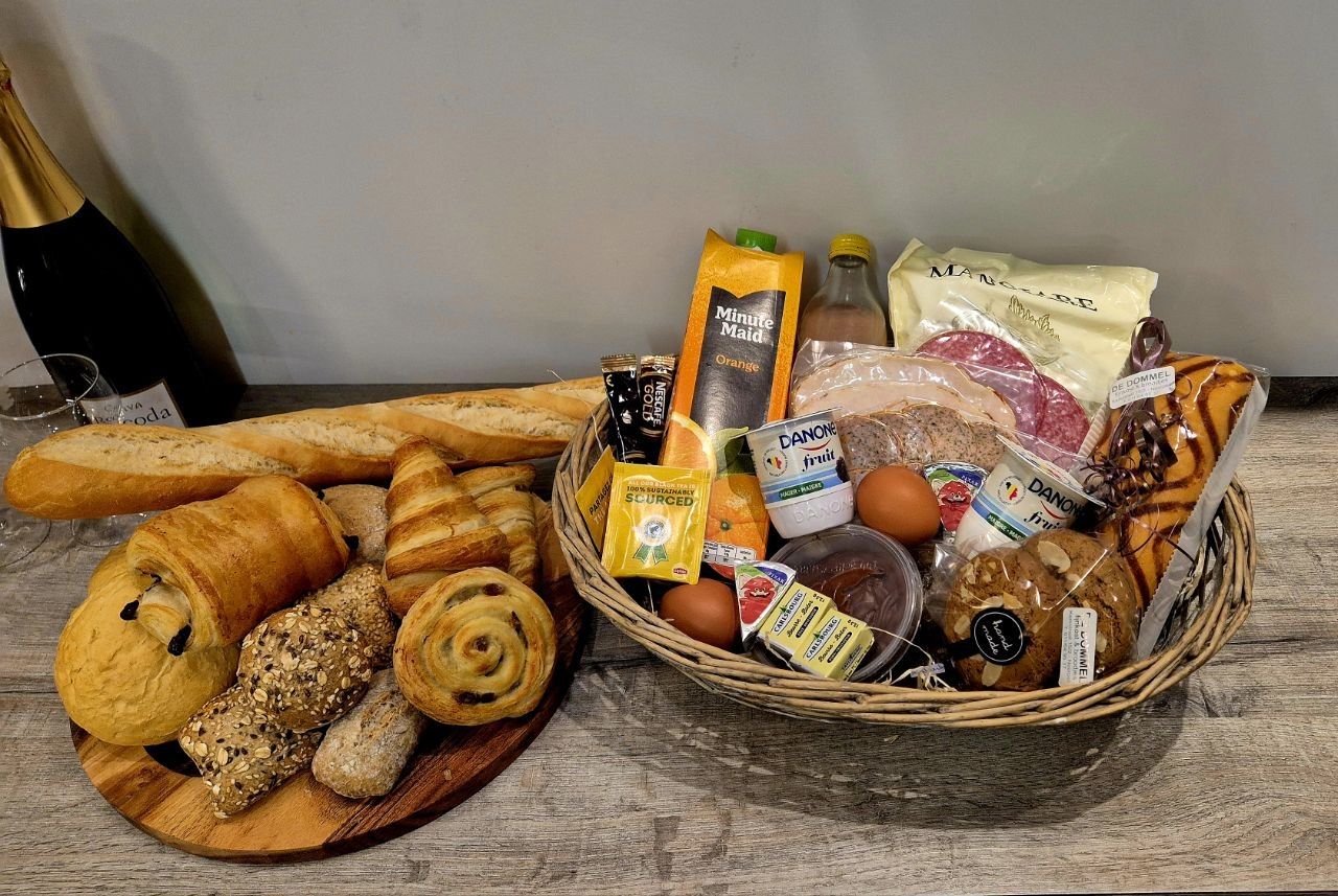 Koffiekoekjes, stokbrood, minibroodjes, fruitsap, huisgemaakte confituur, ...